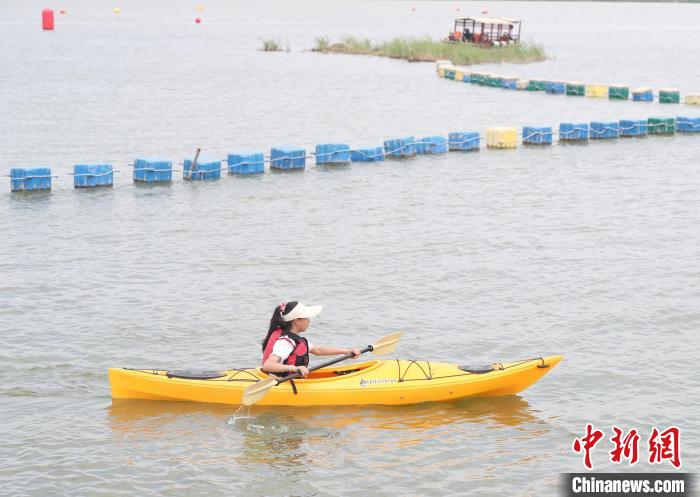 皮划艇爱好者在沙湖景区内玩耍。　于静 摄